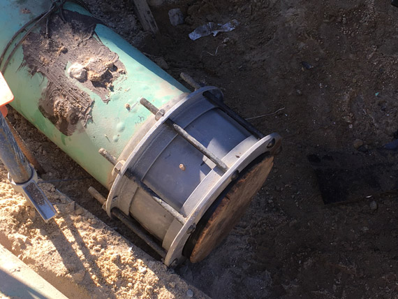 Non‑restraining mechanical bolted coupling